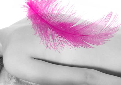 Masaje erótico con plumas